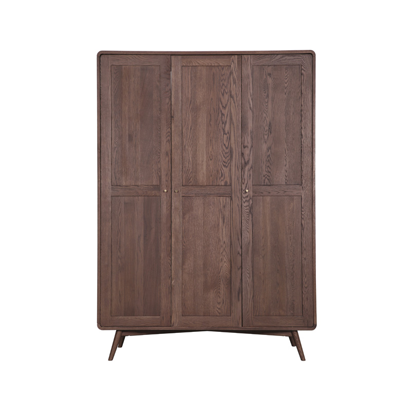 Une armoire à trois portes en chêne foncé est-elle la solution de rangement parfaite pour les maisons modernes